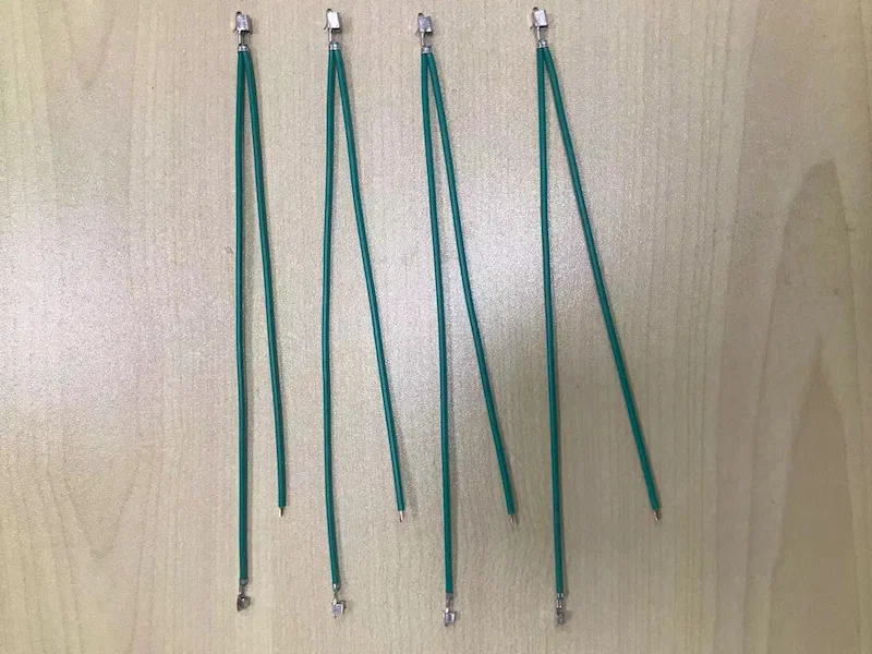 عرض عينة من ثلاثة جوانب اثنين من الأسلاك العقص آلة